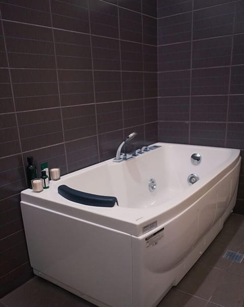 Superior Room | Bathroom | Shower, free toiletries, slippers, towels