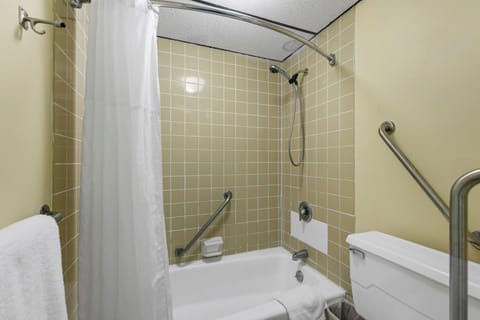 Basic Room, 1 Queen Bed | Bathroom | Combined shower/tub, towels