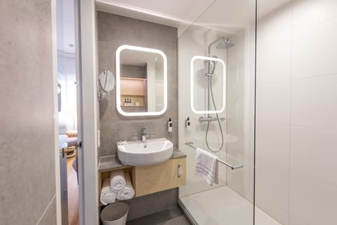 Comfort Room (Deluxe) | Bathroom | Eco-friendly toiletries, hair dryer, towels