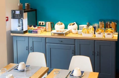 Daily continental breakfast (EUR 14 per person)