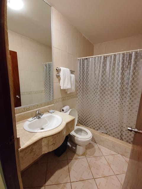 Single Room | Bathroom | Combined shower/tub, free toiletries, hair dryer, towels