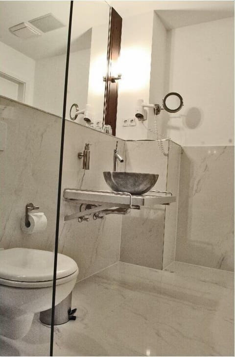 Double Room | Bathroom | Shower, rainfall showerhead, free toiletries, hair dryer