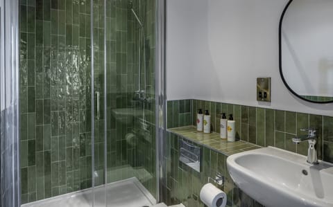 Combined shower/tub, free toiletries, hair dryer, towels