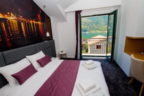 Double Room, Balcony, Sea View | Premium bedding, minibar, in-room safe, desk