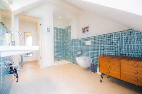 Basic Double Room | Bathroom | Shower, deep soaking tub, free toiletries, hair dryer