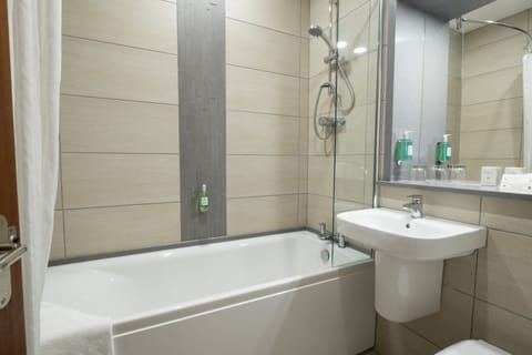 Combined shower/tub, free toiletries, hair dryer, towels