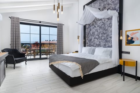 Grand Room, 1 King Bed | Desk, bed sheets