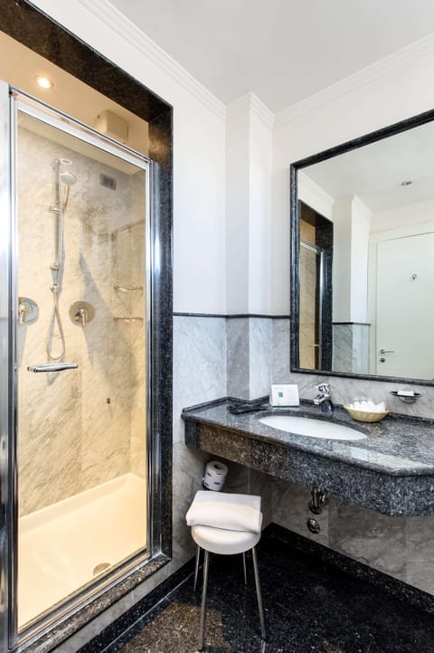 Comfort Single Room | Bathroom | Eco-friendly toiletries, hair dryer, bidet, towels