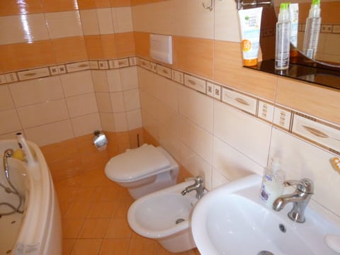 Double Room, Beach View | Bathroom | Shower, free toiletries