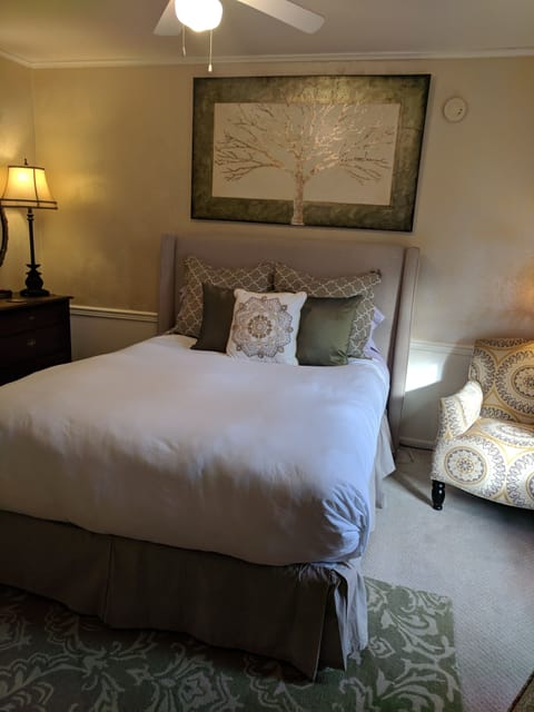 Standard Suite, 1 Queen Bed with Sofa bed, Non Smoking, Private Bathroom (Diamond Suite) | Premium bedding, individually decorated, individually furnished