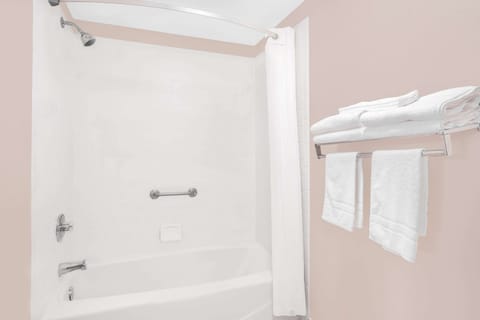 Combined shower/tub, free toiletries, hair dryer, towels