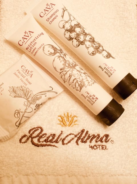 Deluxe Room | Bathroom amenities | Free toiletries, towels