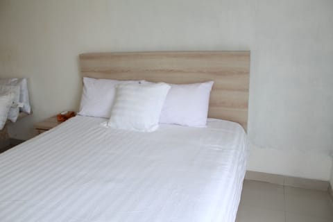 Basic Single Room, 1 Bedroom (With Balcony) | In-room safe, desk, iron/ironing board, rollaway beds