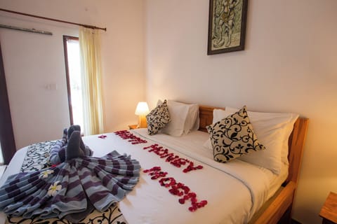 Deluxe Villa, 1 King Bed, Smoking, Pool View | Minibar, in-room safe, desk, rollaway beds