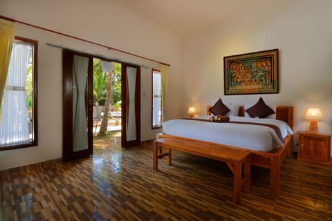 Deluxe Villa, 1 King Bed, Smoking, Pool View | Minibar, in-room safe, desk, rollaway beds