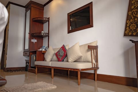 Deluxe Triple Room, Non Smoking | 1 bedroom, premium bedding, in-room safe, desk