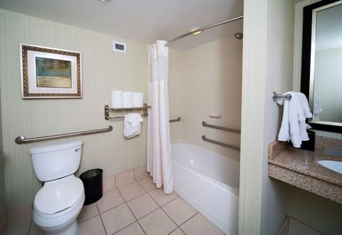 Combined shower/tub, free toiletries, hair dryer, towels