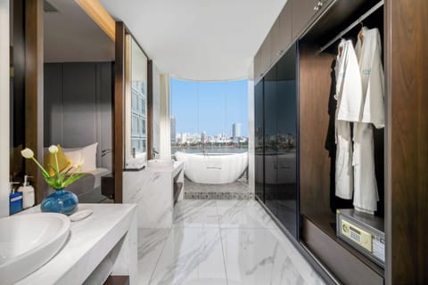 Satya Penthouse River View | Bathroom | Shower, rainfall showerhead, free toiletries, hair dryer