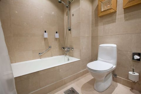Superior Double Room, 1 King Bed, Bathtub | Bathroom | Eco-friendly toiletries, hair dryer, towels, soap