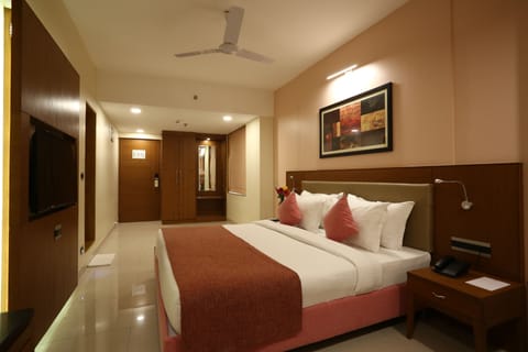 Club Double Room, 1 Double Bed | Minibar, in-room safe, desk, iron/ironing board