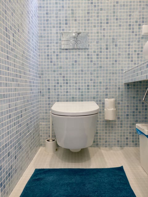 Double Room (IV) | Bathroom | Shower, free toiletries, hair dryer, towels