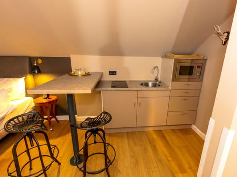 Studio, Balcony | Private kitchen | Mini-fridge, espresso maker, coffee/tea maker, electric kettle