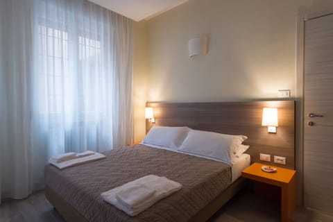 Standard Double Room, Private Bathroom | Minibar, in-room safe, desk, iron/ironing board