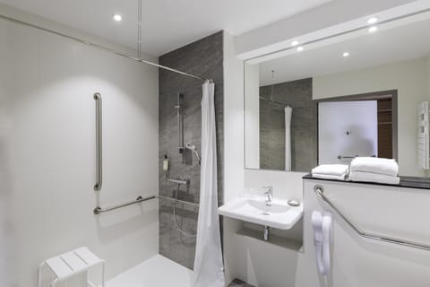 Classic Room, 1 Double Bed, Non Smoking | Bathroom | Shower, hair dryer, towels