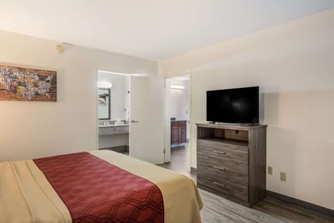 Suite, 1 King Bed, Non Smoking (Upgrade) | Desk, iron/ironing board, free WiFi, bed sheets