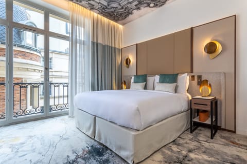 Junior Suite, 1 King Bed, Accessible Bathtub, Balcony (Customized Accessibility) | Egyptian cotton sheets, premium bedding, minibar, in-room safe