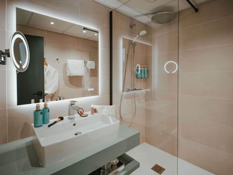 Executive Room, 1 Queen Bed | Premium bedding, memory foam beds, in-room safe, desk