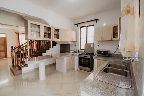 Family Villa, 5 Bedrooms | Private kitchen | Fridge, microwave, oven, stovetop