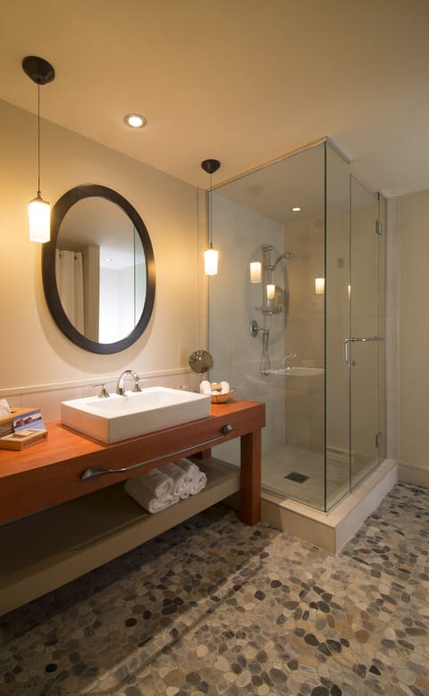 Superior Room, 1 Queen Bed | Bathroom | Combined shower/tub, hair dryer, bathrobes, towels