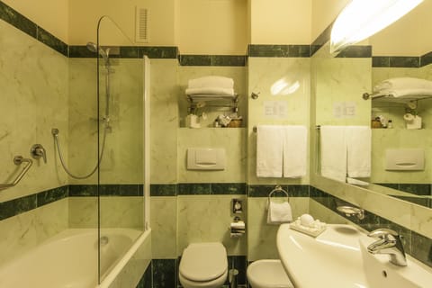 Combined shower/tub, hair dryer, bidet, towels