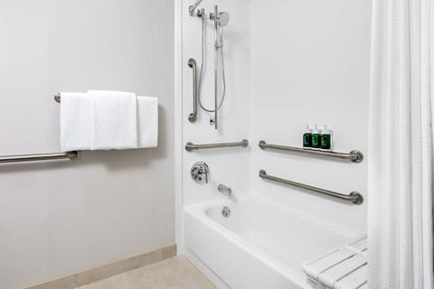 Combined shower/tub, free toiletries, hair dryer, towels