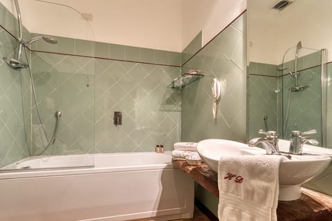 Superior Double or Twin Room | Bathroom | Free toiletries, hair dryer, bidet, towels