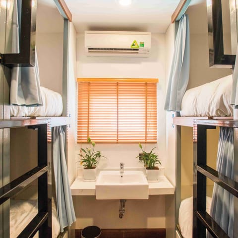 Standard Shared Dormitory, Mixed Dorm (1 bed in 8-bed) | Bathroom sink