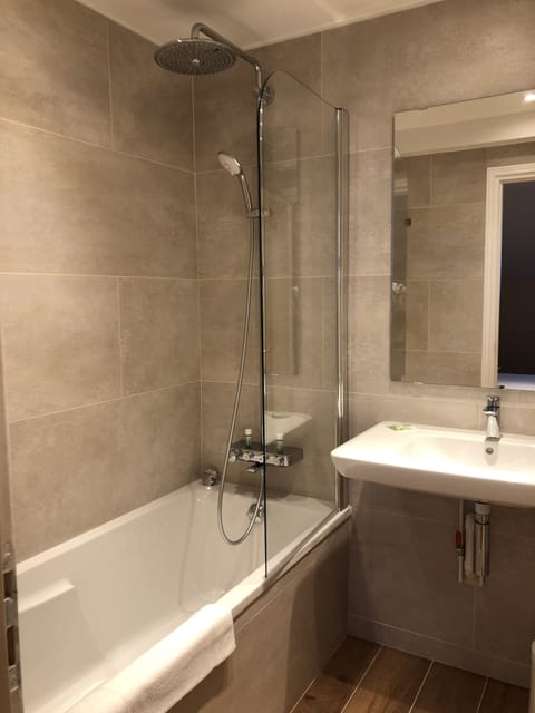 Comfort Double Room | Bathroom | Free toiletries, hair dryer, towels