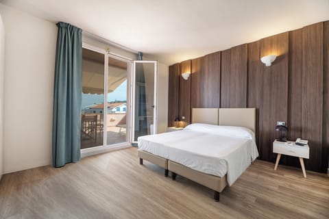 Junior Suite | Minibar, in-room safe, desk, free WiFi