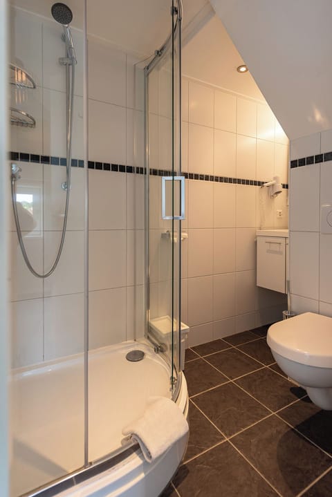 Standard Twin Room | Bathroom | Shower, free toiletries, hair dryer, towels