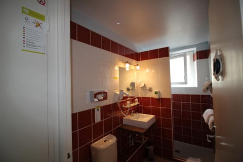 Comfort Room | Bathroom | Shower, free toiletries, hair dryer, towels