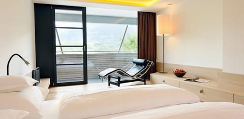 Deluxe Room | Hypo-allergenic bedding, minibar, in-room safe, desk