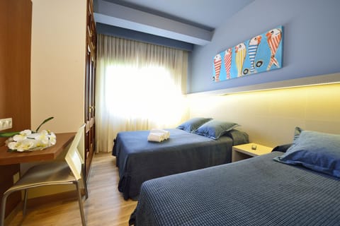 Double Room (with extra bed, adult) | Minibar, desk, free WiFi