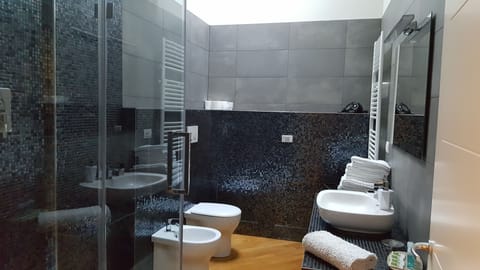 Family Suite | Bathroom | Shower, free toiletries, hair dryer, bidet