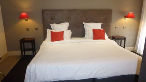 Suite, 1 Queen Bed, Non Smoking | In-room safe, desk, soundproofing, iron/ironing board