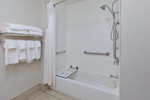 Combined shower/tub, free toiletries, hair dryer, towels