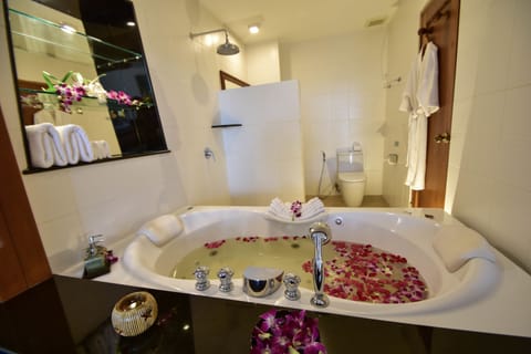 Deluxe Room | Hypo-allergenic bedding, minibar, in-room safe, desk