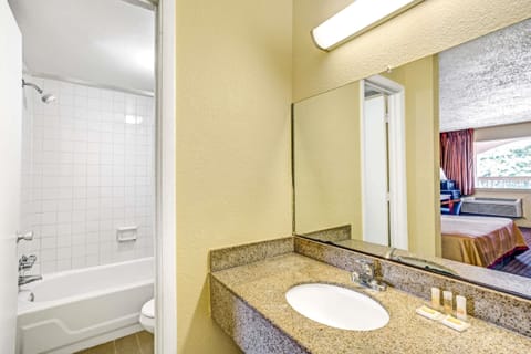 Combined shower/tub, hair dryer, towels