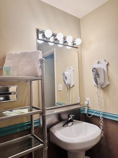 Combined shower/tub, free toiletries, hair dryer, towels