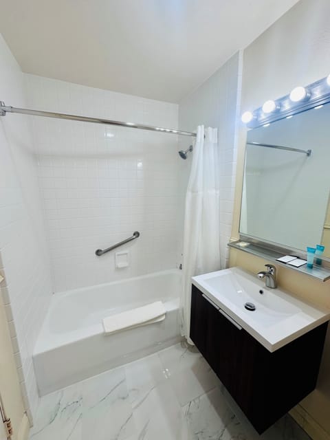 Basic Room | Bathroom | Combined shower/tub, free toiletries, hair dryer, towels